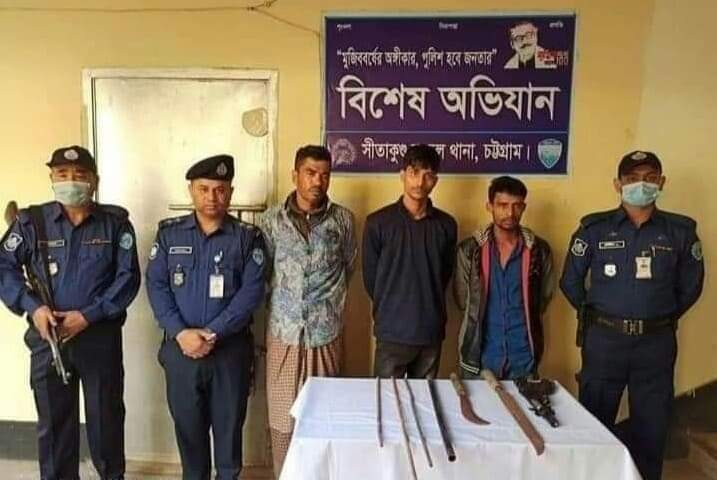 চট্টগ্রামের সীতাকুণ্ড থানা পুলিশের বিশেষ অভিযানে ৮ ডাকাত আটক