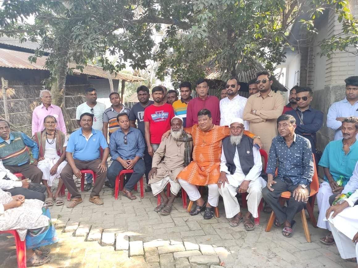 খুলনা জেলা আওয়ামীলীগের যুগ্ন সাধারণ সম্পাদক কামরুজ্জামান জামাল এর সাথে আ'লীগ নেতা আব্দুল গফুর মোল্যার সৌজন্য সাক্ষাত