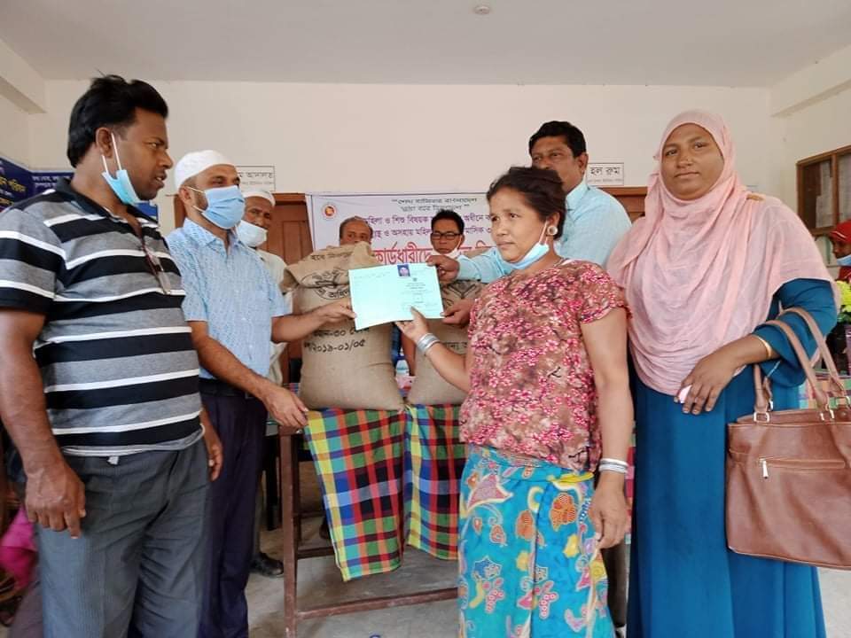বান্দরবান আলীকদমে ২নং চৈক্ষ্যং ইউনিয়নে ভিজিডি কার্ড ও চাউল বিতরণ 