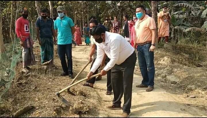 আলীকদমে মাটি কেটে সক্ষমতা প্রকল্পের উদ্বোধন করল চেয়ারম্যান