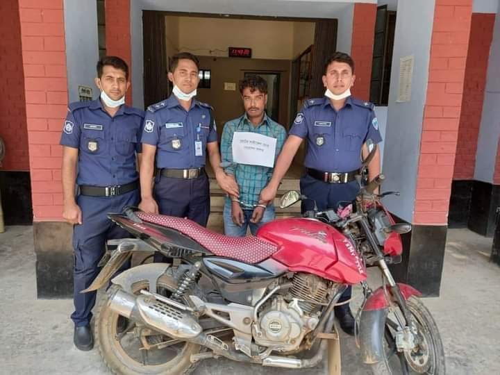 চট্টগ্রামের-ফটিকছড়িতে চোরাই মোটরসাইকেলসহ যুবক আটক