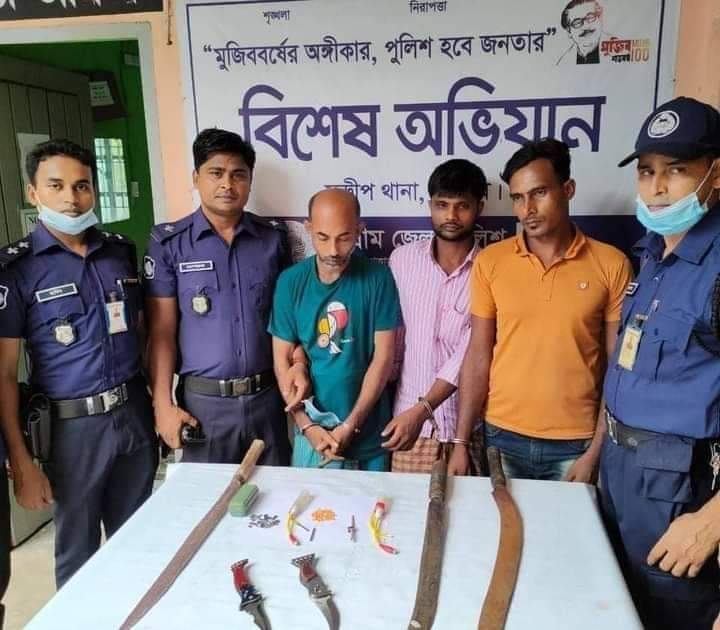 চট্টগ্রামের-সন্দ্বীপে দেশীয় অস্ত্র ও ইয়াবাসহ ৩ ডাকাতকে আটক করেছে পুলিশ