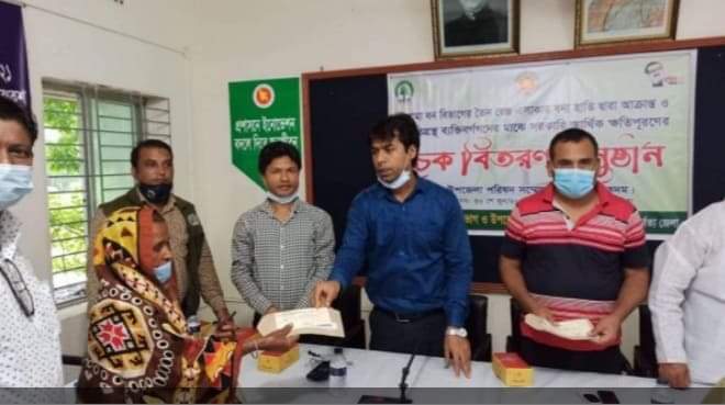 আলীকদমে বন্যাহাতি দ্বারা ক্ষতিগ্রস্তদের মাঝে আর্থিক চেক বিতরণ 