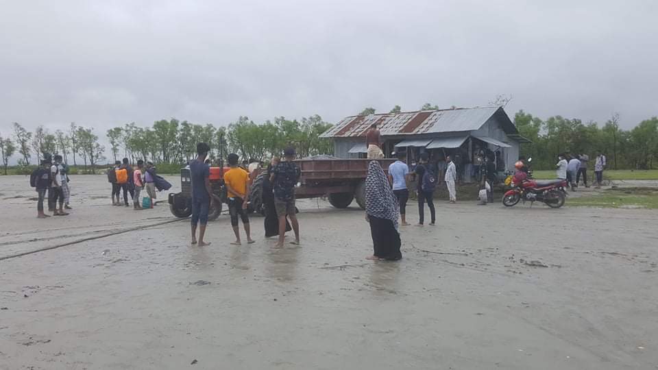 লকডাউনে নিষেধাজ্ঞা অমান্য করে বাঁশবাড়িয়া ঘাটে স্পীড বোট এবং মালের বোটে যাত্রী পারাপারে হাতিয়ে নেয়া হচ্ছে মোটা অংকের টাকা