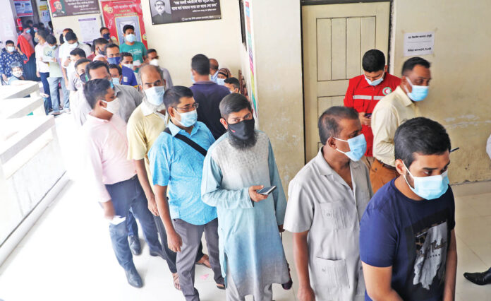 চট্টগ্রামে করোনার গণ টিকাদান শুরু