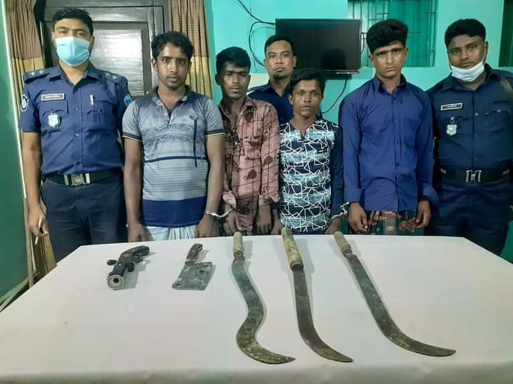 নোয়াখালীর সুবর্ণচরে অস্ত্রসহ ৪ ডাকাত গ্রেফতার