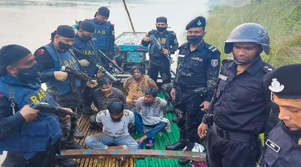 অর্থের যোগান পেতে ব্যাংক ডাকাতির পরিকল্পনা ছিল জঙ্গিদের
