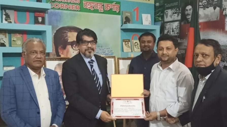 কাতারে করোনা কালীন সম্মুখ সারির যোদ্ধা হিসেবে বাংলাদেশ দূতাবাস থেকে সম্মাননা সনদ পেয়েছেন সাংবাদিক আকবর হোসেন বাচ্চু