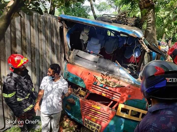 লামায় যাত্রী বহনকারী বাস ও বিপরীতমুখী কভার ভ্যানের সংঘর্ষঃ আহত অর্ধশত