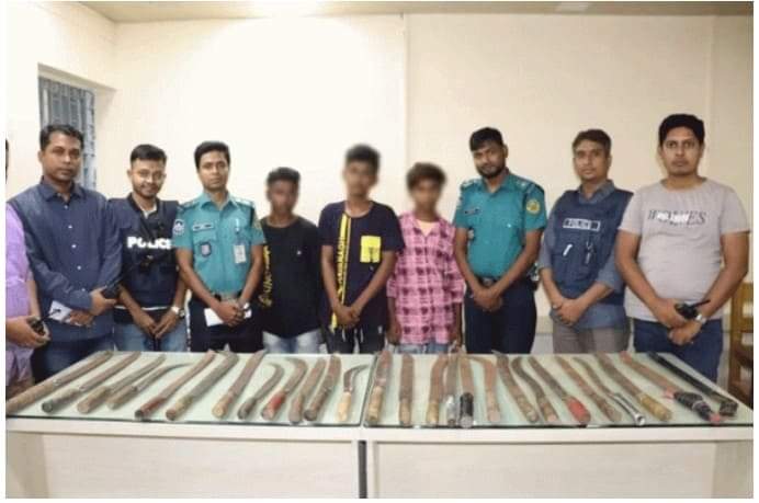 বায়েজিদে তিন কিশোর গ্যাং সদস্য গ্রেপ্তার, বিপুল দেশীয় অস্ত্র উদ্ধার
