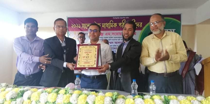 তাহের-মনজুর কলেজে এইচএসসি পরীক্ষার্থীদের কলেজ নির্বাহী কমিটির সদস্য মোহাম্মদ সারওয়ার আলম: শুধু শিক্ষিত নয় সুশিক্ষিত হতে হবে