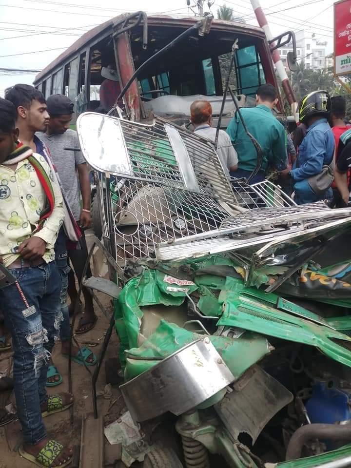 চট্টগ্রামের ঝাউতলায় ট্রেনের সঙ্গে ত্রিমুখী সংঘর্ষে নিহত ১, আহত ১০ 