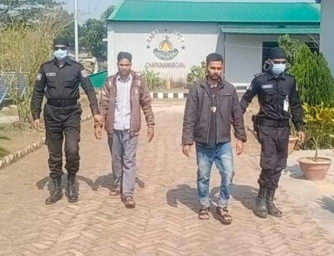 চাঁপাইনবাবগঞ্জের চাঞ্চল্যকর হত্যা মামলার ২ পলাতক আসামী র্র্যাবের হাতে গ্রেফতার 