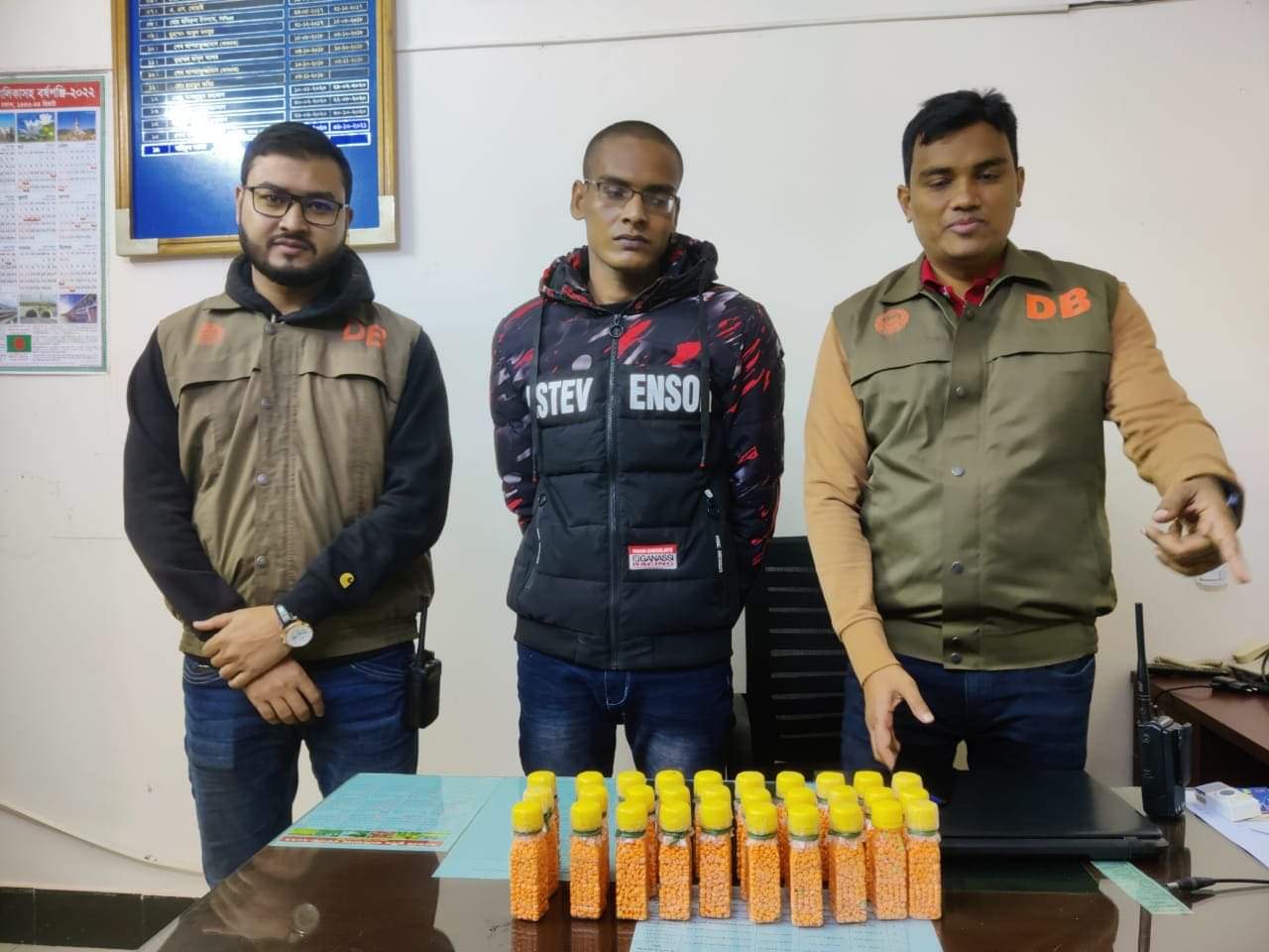 কক্সবাজারে মোটর সাইকেলের ট্যাংকে মিললো ১৯,৫০০ পিছ ইয়াবা, ডিবির জালে মাদক কারবারি গ্রেফতার