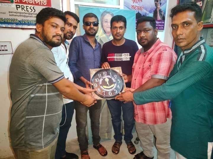 তানোর সাংবাদিক ক্লাবে জাতীয় সাংবাদিক সংস্থা-রাজশাহী বিভাগীয় কমিটির ঈদ শুভেচ্ছা উপহার প্রদান