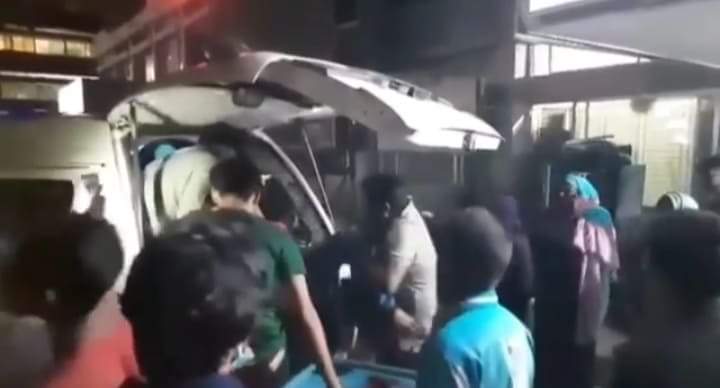 চাঁপাইনবাবগঞ্জের শিবতলায় পরকিয়ার জেরে স্ত্রীর ছুরির আঘাতে আশংকাজনক স্বামী 
