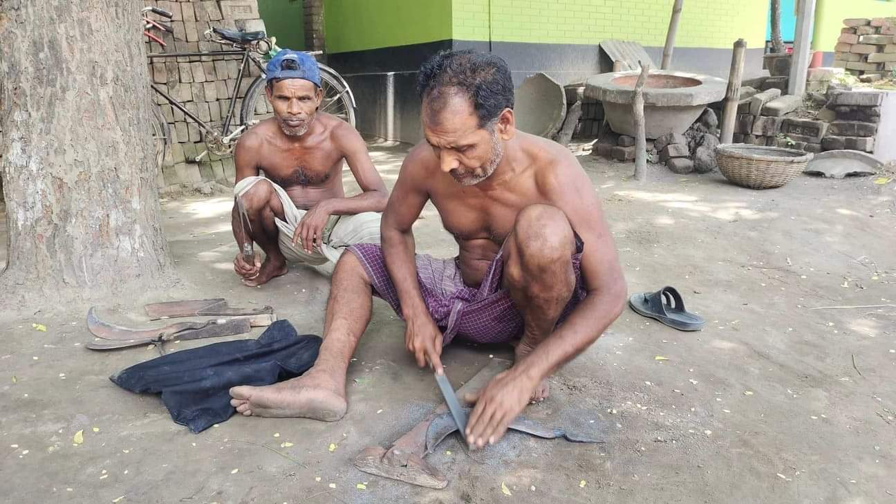 চাঁপাইনবাবগঞ্জে কোরবানি ঈদকে সামনে রেখে কামারদের শেষ মুহূর্তের ব্যস্ততা