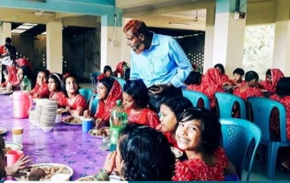 চাঁপাইনবাবগঞ্জ এলজিইডি নির্বাহী প্রকৌশলী মোজাহার আলীর এতিম শিশুদের সাথে ঈদ আনন্দ