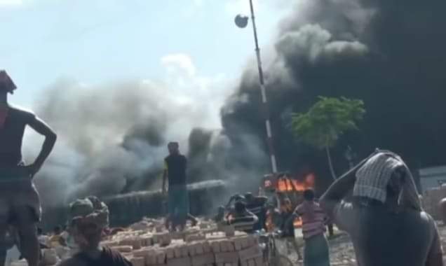 চাঁপাইনবাবগঞ্জে সোনামসজিদ স্থলবন্দরে পানামায় ভারতীয় ট্রাকসহ তিনটি ট্রাক পুড়ে ছাই
