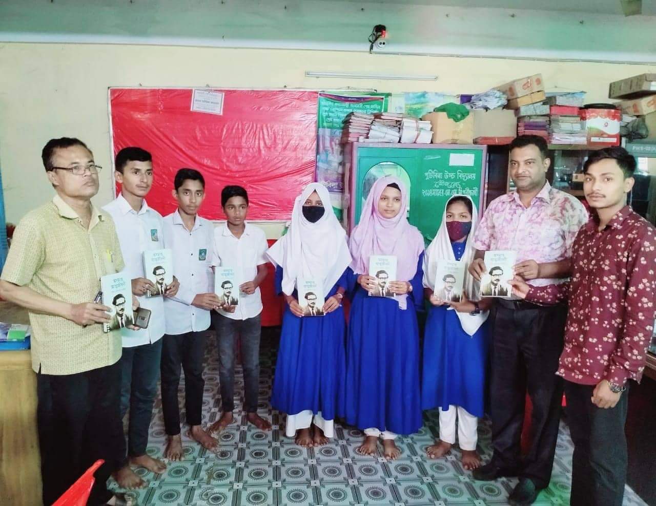 শিক্ষার্থীদের মাঝে বঙ্গবন্ধুর ‘অসমাপ্ত আত্মজীবনী’ বিতরণ