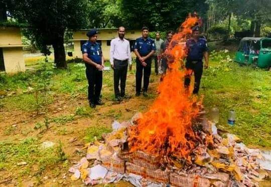 বড়লেখা থানায় বিপুল পরিমাণ নিষিদ্ধ ভারতীয় নাসির বিড়ি ধ্বংসকরণ 