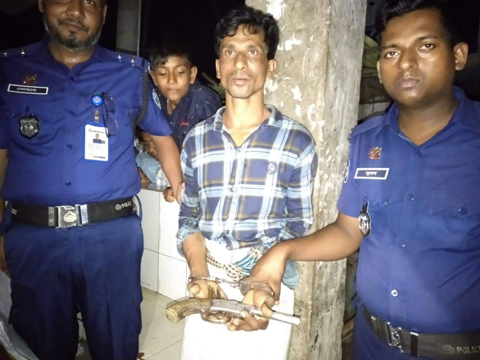 ঈদগাঁওতে অস্ত্রসহ ডাকাত আটক