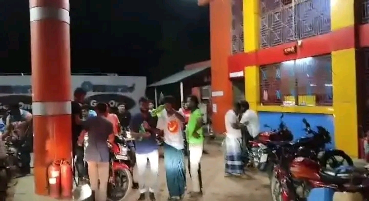 তেলের মূল্যবৃদ্ধিতে সারাদেশের ন্যায় চাঁপাইনবাবগঞ্জেও বিরুপ প্রভাব। জণমনে অসন্তোষ   
