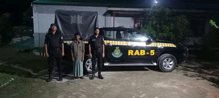 চাঁপাইনবাবগঞ্জের শিবগঞ্জে আগ্নেয়াস্ত্র সহ এক ব্যক্তিকে আটক করেছে র্র্যাব
