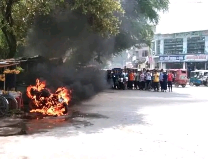 রাজশাহীতে চেকপোস্টে মামলা দিতে গেলে ক্ষোভে নিজ মোটরসাইকেলে আগুন দিয়েছে চালক
