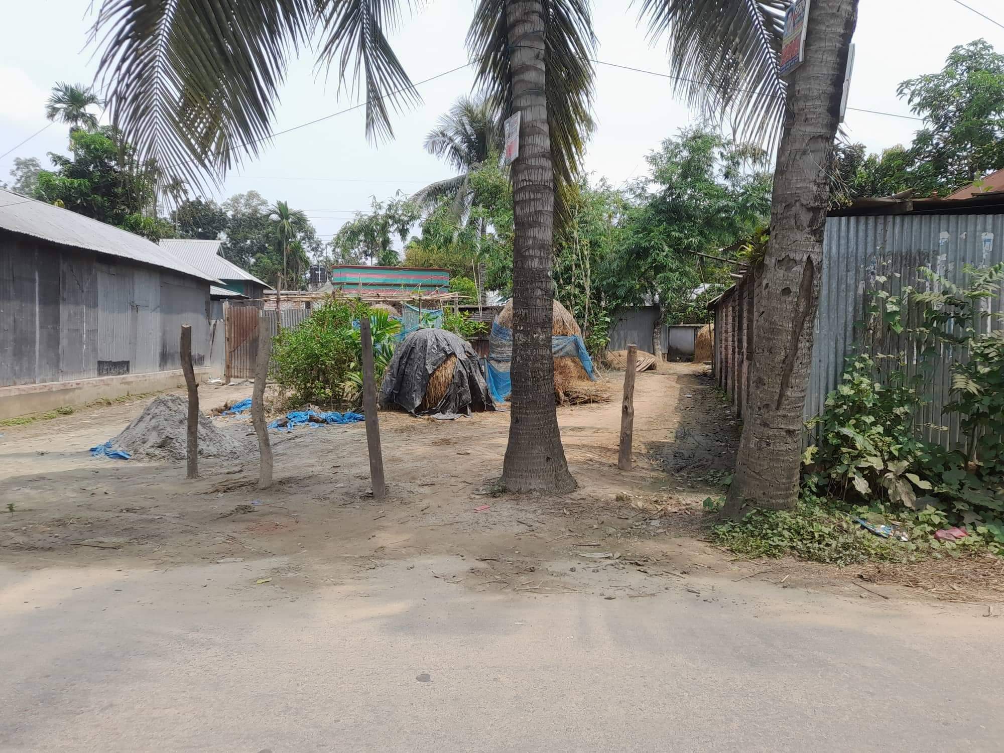 মধুপুর রক্তিপাড়ায় যাতায়াতের রাস্তা খুটি গেড়ে বন্ধ করে দিয়েছে কতিপয় লোকজন 