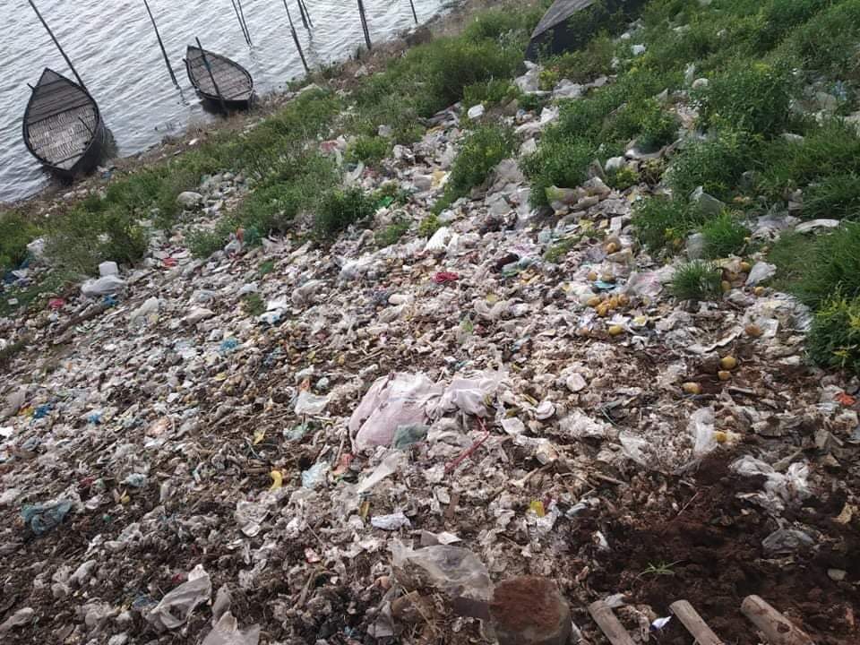চাঁপাইনবাবগঞ্জের বিনোদন কেন্দ্র বারঘরিয়া দৃষ্টি নন্দনপার্ক এখন আবর্জনার স্তূপ