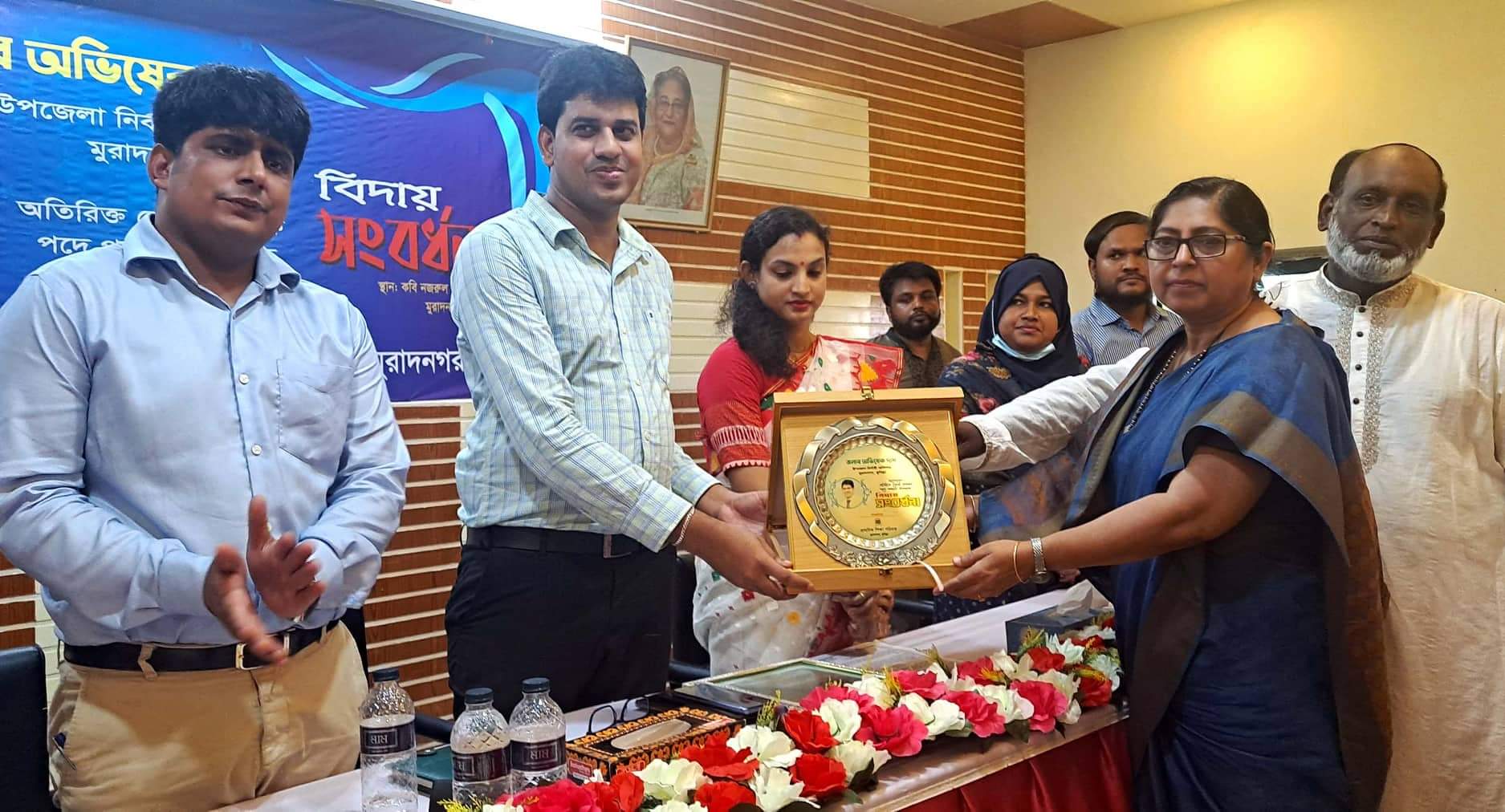 উপজেলা নির্বাহী কর্মকর্তাকে বিদায় সংবর্ধনা দেওয়া হচ্ছে। মুরাদনগরে উপজেলা নির্বাহী কর্মকর্তার বিদায়