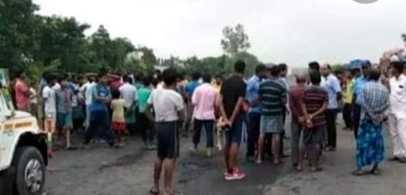 নাচোলে ট্রাকের ধাক্কায় নিহত ১ আহত ২