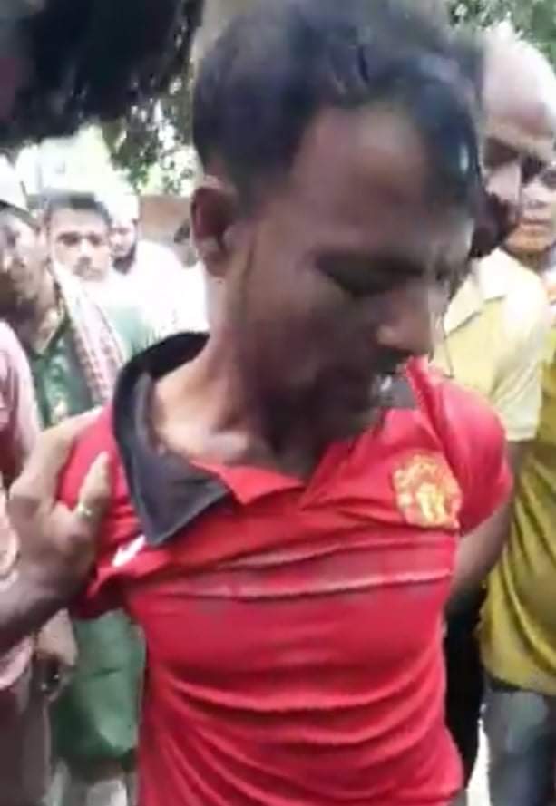 চাঁপাইনবাবগঞ্জে ছিনতাই করার সময় এক যুবক হাতেনাতে আটক