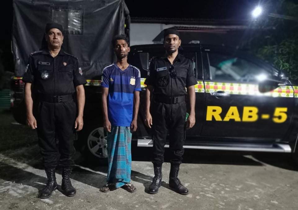 চাঁপাইনবাবগঞ্জে আগ্নেয়াস্ত্র সহ এক অস্ত্র চোরাকারবারিকে আটক করেছে র্র্যাব