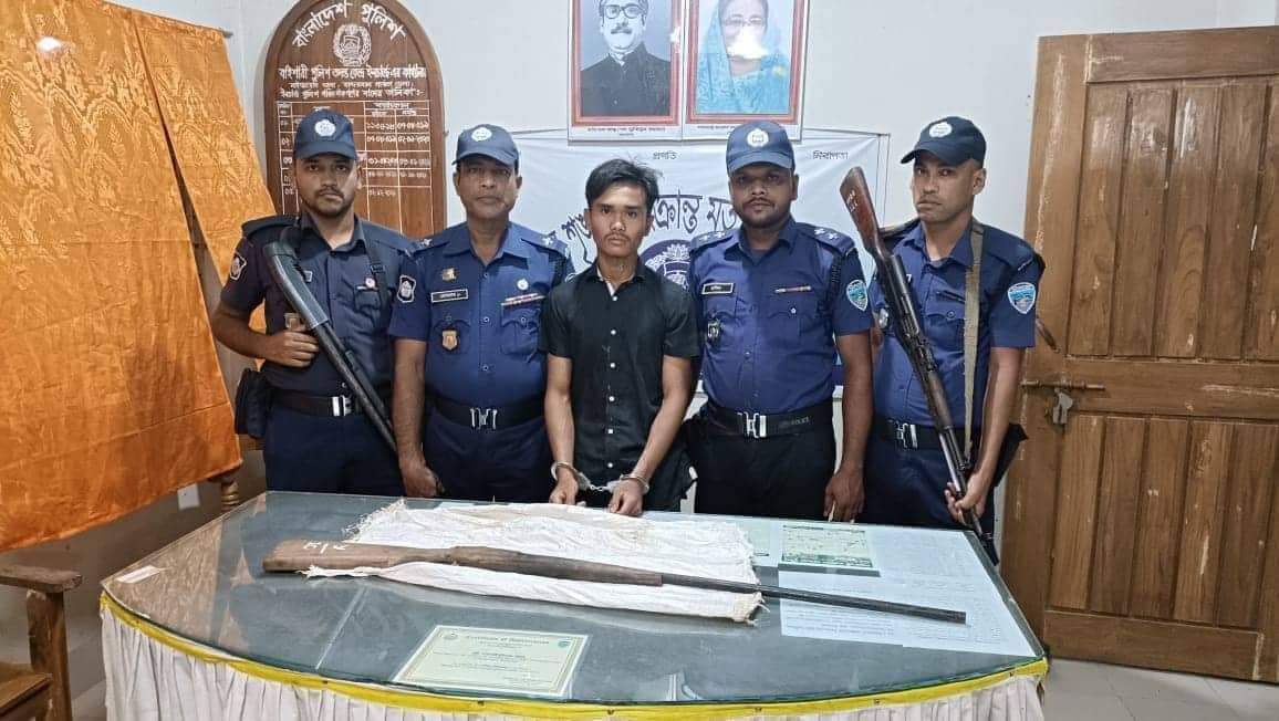 নাইক্ষ্যংছড়িতে অস্ত্রসহ উপজাতীয় যুবক আটকঃ মটর সাইকেল জব্দ