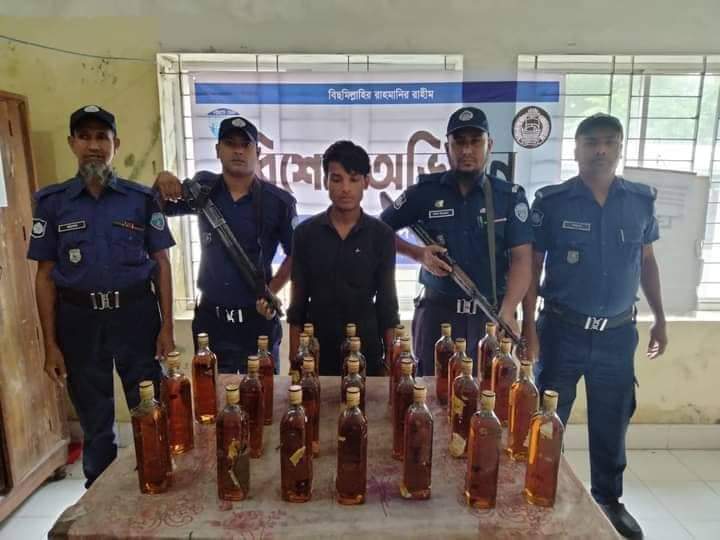 কক্সবাজারের মাদক কারবারি নাছির বিদেশী মদসহ নাইক্ষ্যংছড়িতে আটক