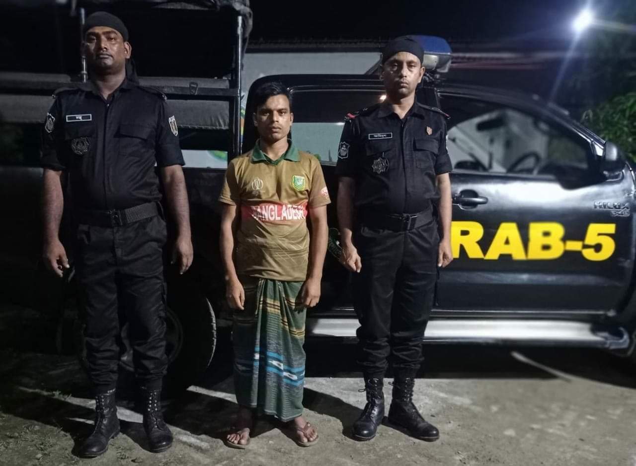 চাঁপাইনবাবগঞ্জের শিবগঞ্জে ৩৮৪ বোতল ফেন্সিডিল সহ ১ জনকে আটক করেছে র্র্যাব