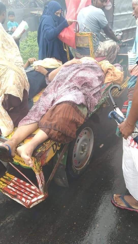 রাজশাহী-চাঁপাইনবাবগঞ্জ মহাসড়কের গোদাগাড়ীতে ট্রাকের ধাক্কায় ৭ জন গুরুতর আহত 