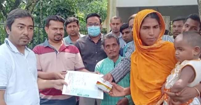 শিবগঞ্জে শিশু রোগ বিশেষজ্ঞ ডা. মাহফুজ রায়হানের ঔষধ বিতরণ 