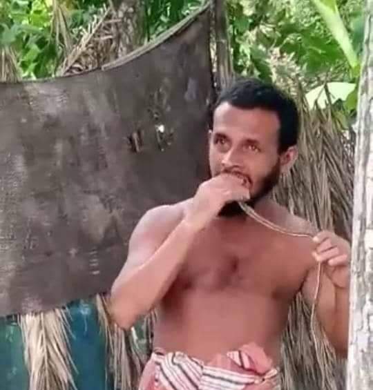 জীবন্ত সাপ চিবিয়ে খেয়ে ফেলল মংলার মুস্তাফিজ