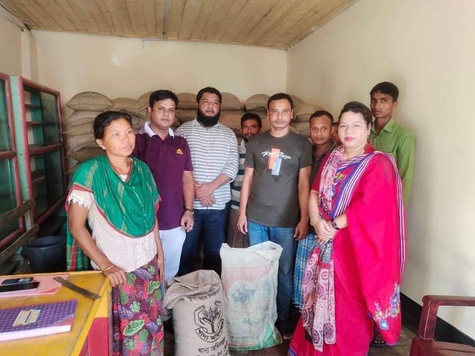 নাইক্ষ্যংছড়িতে খোলা বাজারে ওএমএস এর চাল বিক্রির কার্যক্রম শুরু