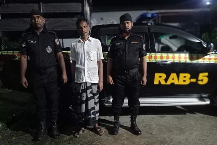 চাঁপাইনবাবগঞ্জের শিবগঞ্জে র্র্যাবের হাতে ফেন্সিডিল সহ আটক ১