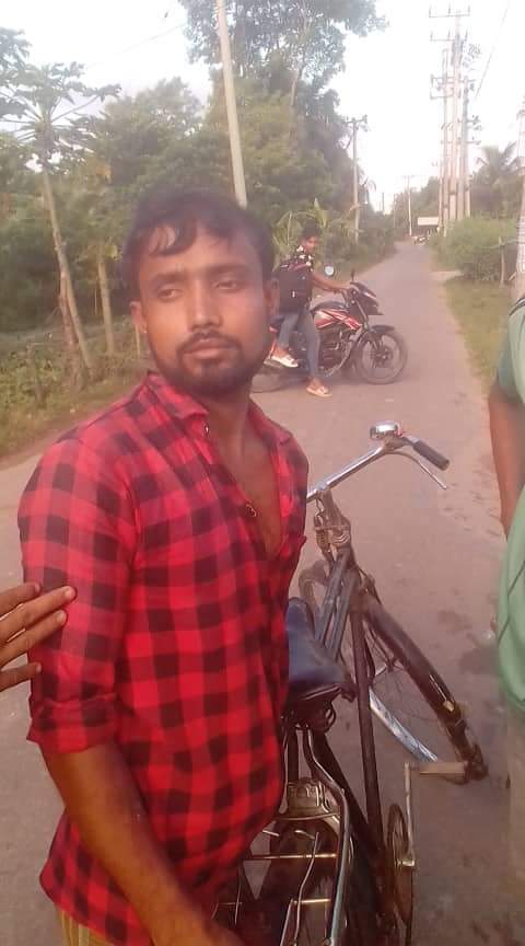 সন্দ্বীপে স্কুল ছাত্রীকে ইভ টিজিংয়ের   দায়ে যুবককে মারধর