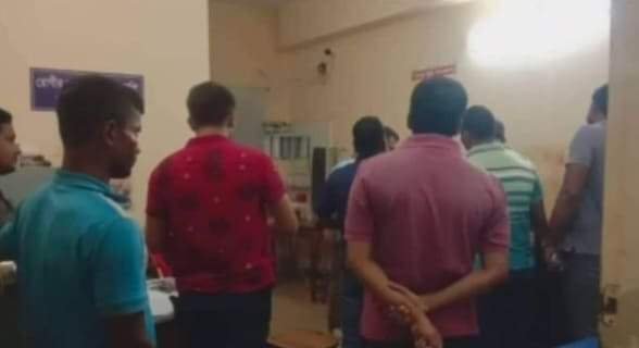 চাঁপাইনবাবগঞ্জের গোমস্তাপুরে আসামি ধরতে গিয়ে ৪ পুলিশ সদস্য হামলার স্বীকার 