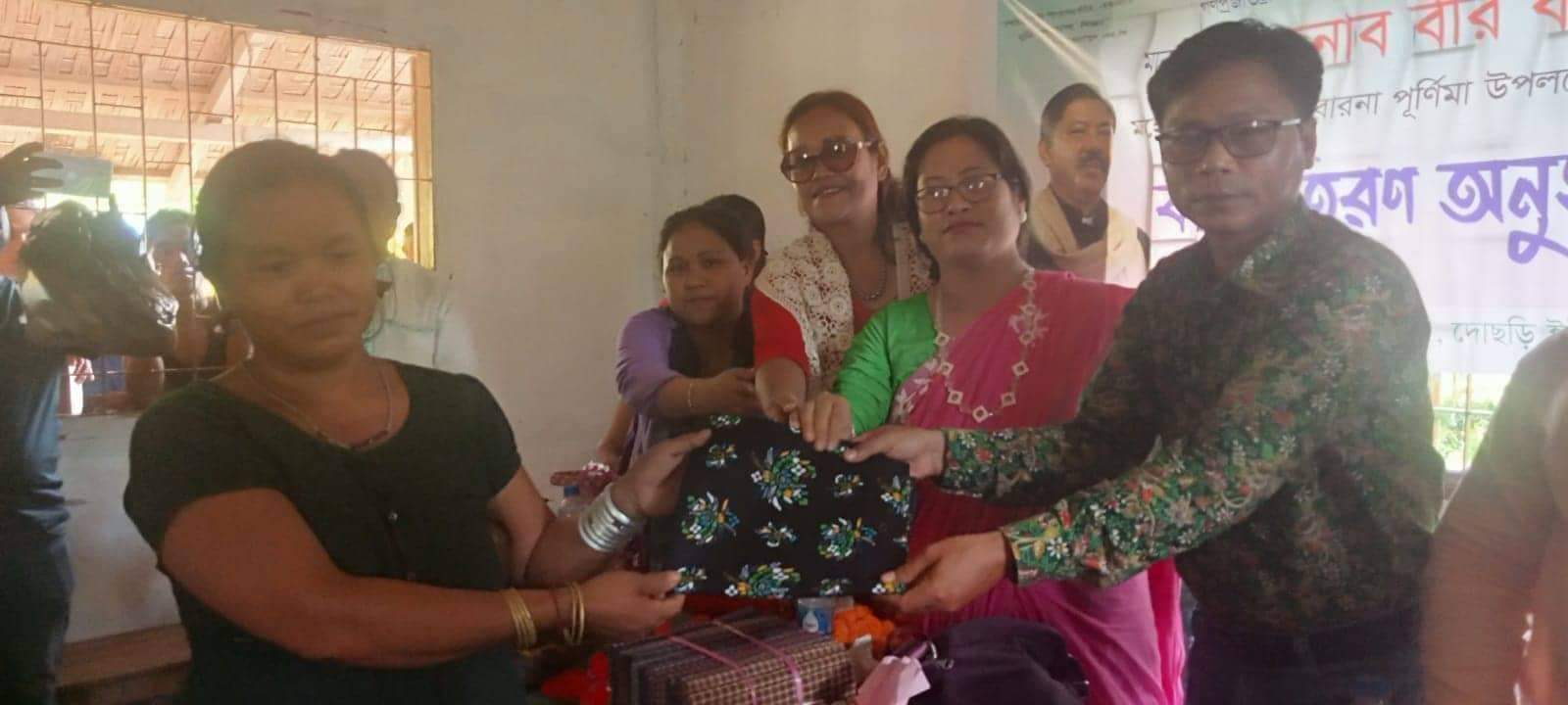 নাইক্ষ্যংছড়ির দূ্র্গম পাহাড়ে মন্ত্রী'র পক্ষে বস্ত্র ও শিক্ষা সামগ্রী বিতরণ