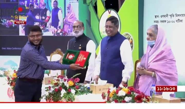 দেশ গড়ার  প্রচেষ্টায় কৃতিত্বপর্ণ  অবদানে বঙ্গবন্ধু জাতীয় কৃষি পুরস্কার   ভূষিত হলেন  মহেশপুরের সফল কমলা চাষী রফিকুল ইসলাম