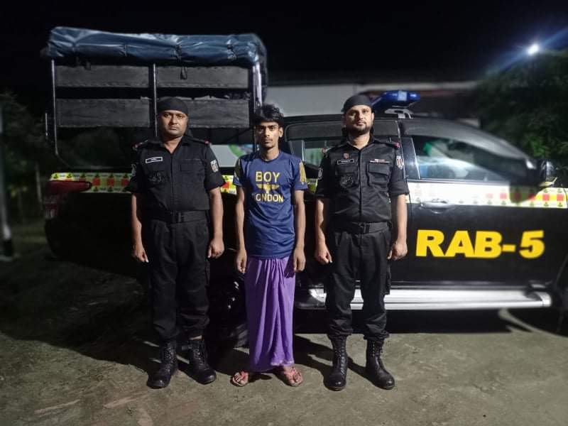 চাঁপাইনবাবগঞ্জের শিবগঞ্জে মদ সহ ১ জনকে গ্রেফতার করেছে র্র্যাব