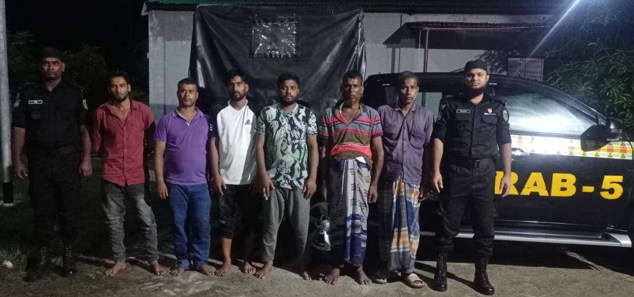 চাঁপাইনবাবগঞ্জের আমনুরায় ৬ জুয়াড়িকে আটক করেছে র্র্যাব