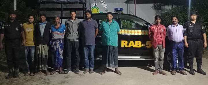 চাঁপাইনবাবগঞ্জের আমনুরায় ৮ জুয়াড়িকে আটক করেছে র্র্যাব
